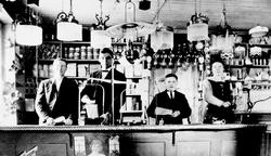 Båstad Handelsforening i Trøgstad 1918. Butikkinteriør med p