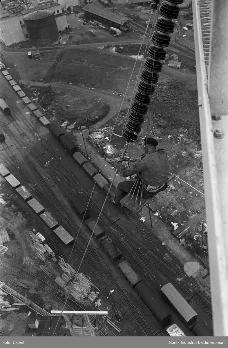 Festing av sløyfe på nedføring, i 82 m. mast.