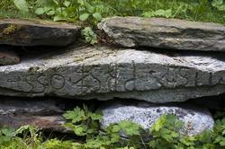 Stein i kirkemuren ved Dolstad kirke