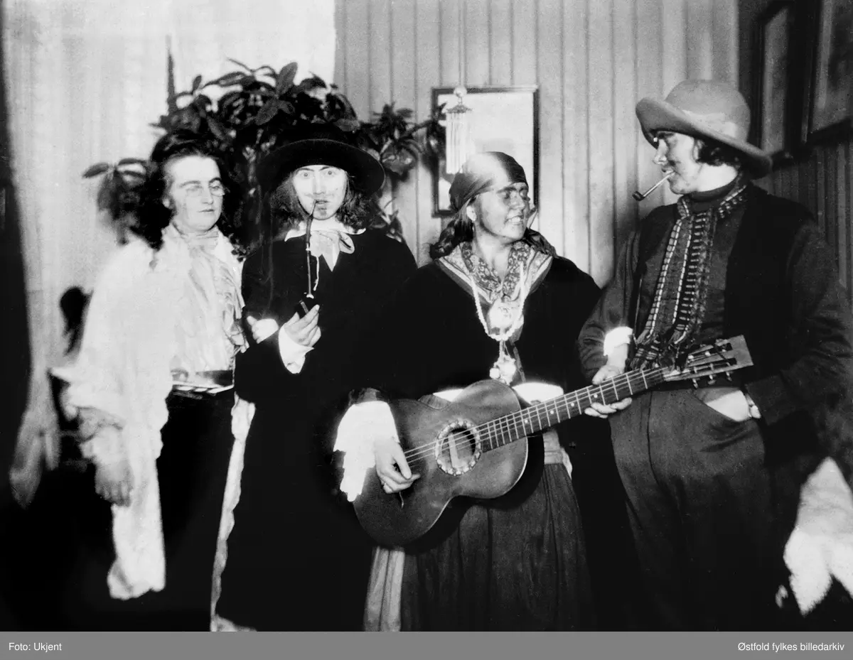 Oppføring av amatørskuespill i Trøgstad ca. 1920. I Samfundslokalet. 
Fra venstre: Hilda Aamodt, Ellen og Ester Sandem. Ukjent plassering, mangler navnet på en person.