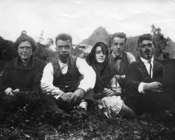 Skuespillere i skuespillet "Dommedag i Skreppebråten" i Blok