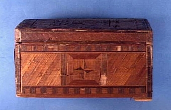 Ask med intarsia av halm, med lönnlåda i botten, tillhört Mohlinska släkten, inköpt till museet för 3:-, har sammanlagt fyra fack, kan ha samma tillv. som inv.nr. 26934


Neg.nr: 1986-0010