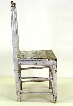 Vitmålad stol med raka svarvade ben, dubbla tvärslåar, genombruten rygg med svarvade ryggstolpar och fyra stycken tvärslåar, så kallad stegstol.



Neg.nr: 981/1063:5