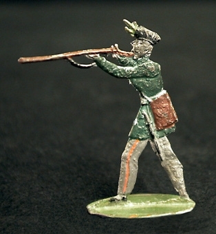Soldat med grön rock och grå byxor med röda revärer. Siktar med ett gevär.

Anm.
Har tillhört givarens moder, Hilda Tengstrand f. Fischer. Född 2/2 1840, död 2/12 1910.
