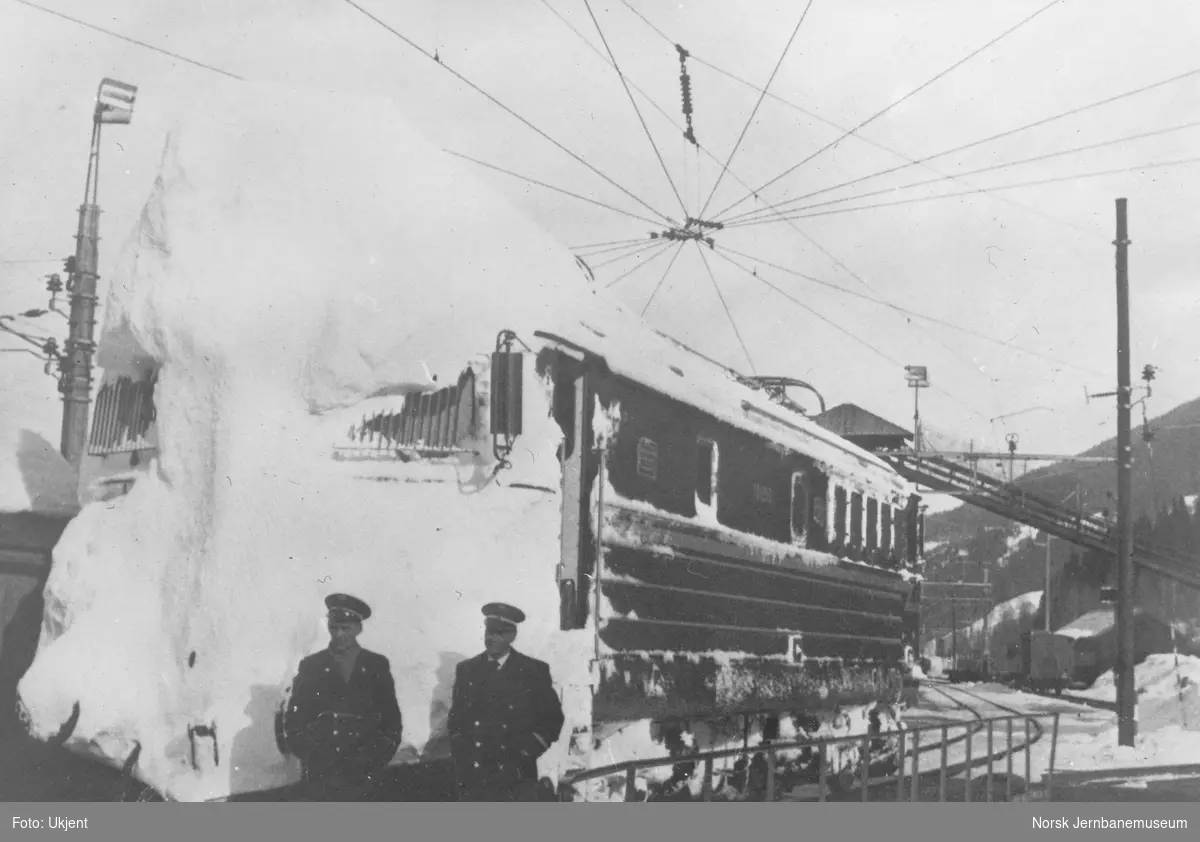 Nedsnødd elektriske lokomotiv El 13, trolig på Voss eller Ål stasjon