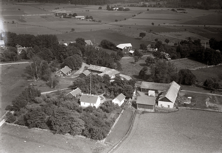 Längst ner i bild: 
Uddagården, därintill Garpegården, som tidigare var Bolums gästgiveri.