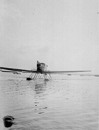 Flygplanet en Junkers F13. 
Det flygplan som ABA startade flygningar med 1924 (till Finland o Tyskland).
Även flygningar för allmänheten, här vid sjön Östen.