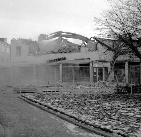 Skara. Ahlströmska huset vid Fisktorget-Marumsgatan rivs februari 1988. Foto från Hötorget.

FISKTORGET = Hötorget.