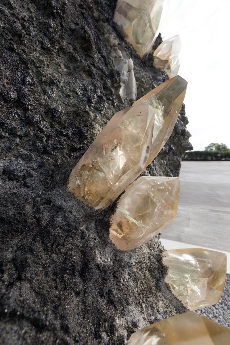 Mineraler og bergarter som er funnet på stedet og brukt i kunstverket:
Gul Limonitt (brunjernstein) med bergkrystall,
Rød Porfyr,
Grønn Prehnitt med kalkspat,
Hvit Porfyr,
Svart Porfyr,
Svart Epidot med bergkrystall