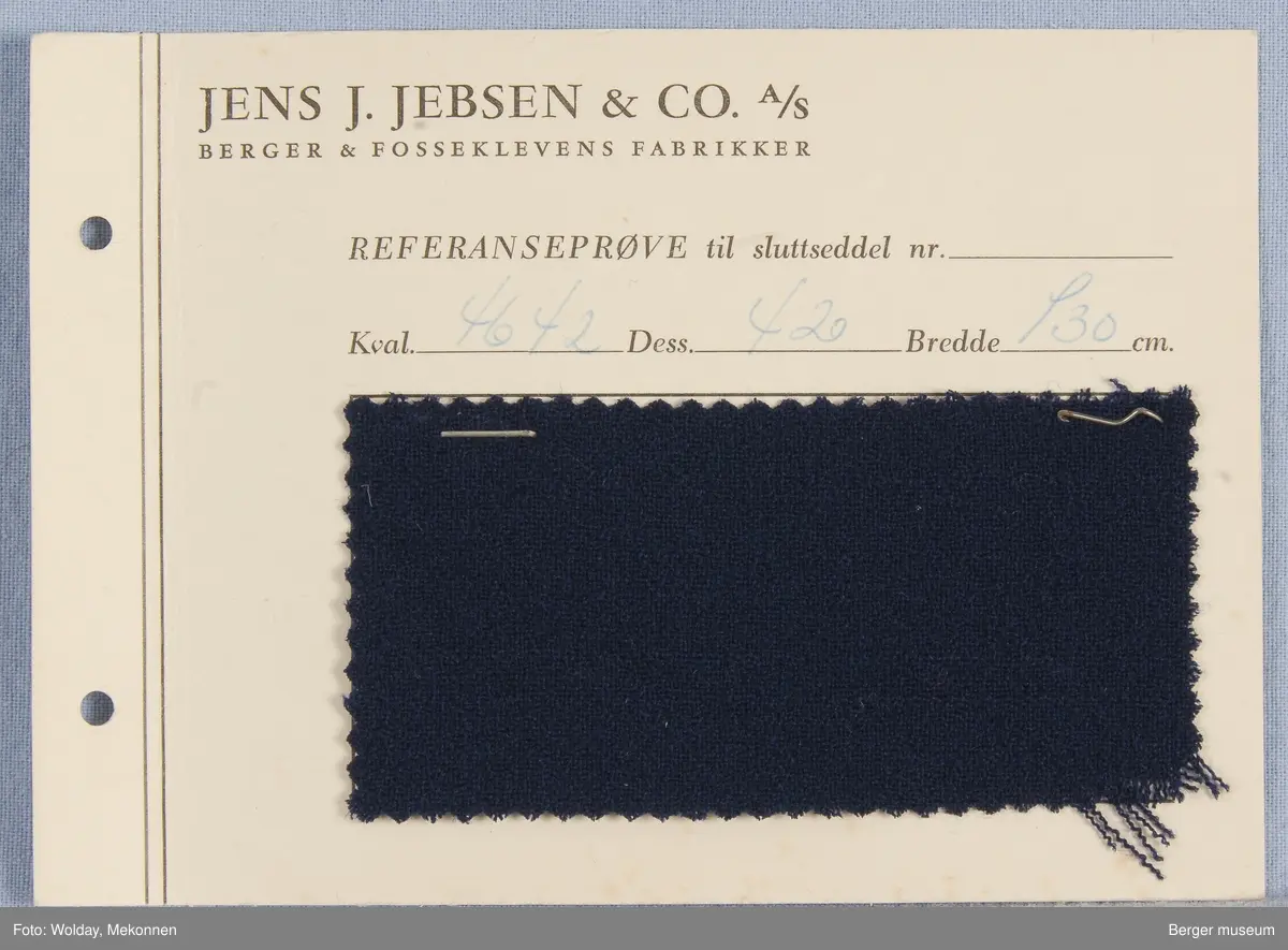 Mappe med 13 prøver.
Kjolestoff kamgarn.
Stykkfarget
Kvalitet: 4642
