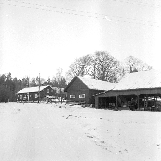 Bildtext: Ullervads socken.
Vadsbo härad. Västergötland.
Brunsberg, manbyggnaden från 1771.

Foto: N F B.  omkring 1970.
