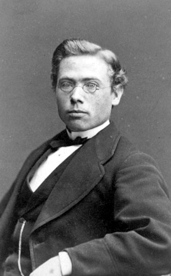Johan August Tunberg.
Kyrkoherde i Ullervad.
Född 1843 i Gärdhems sn.
Död 1918 i Ullervad.
