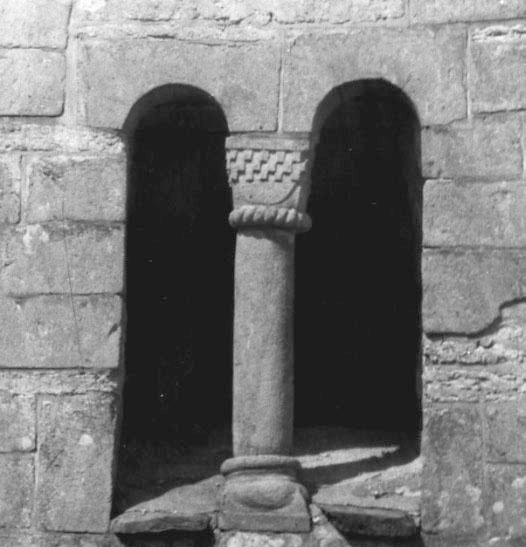 Av 1100-talskyrkan kvarstår det romanska kvaderstenstornet, medan det tresidigt avslutade långhuset tillkom 1767. Därvid användes stenmaterialet från den tidigare kyrkan, även huvudparten av dess märkliga skulpterade sydportal. Predikstolen härrör från 1700-talets början.