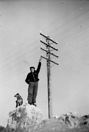 Lars Eriksson, Heljesgården, och hunden Tussie, snövintern år 1951