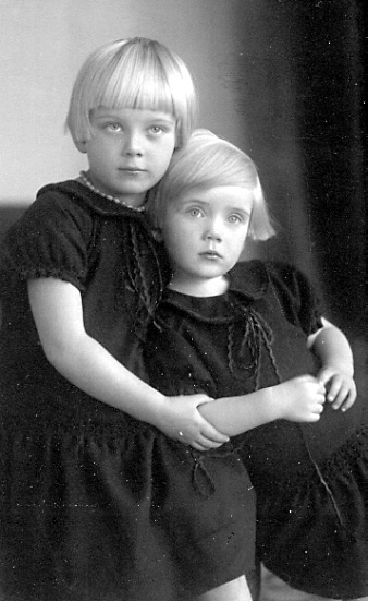 Gunnel och Barbro Dahlbäck, döttrar til Borgmästare Dahlbäck, Jönköping.

inv. nr. 86879.