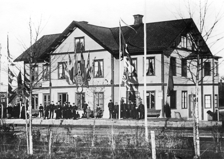 26/10 1894 invigdes Skara Domkyrka efter den stora restaureringen av Helgo Zettervall. Kungen, Oscar II, förrättade invigningen och ankom till Skara med tåg. Stationen var smyckad med flaggor och kungens namnchiffer.