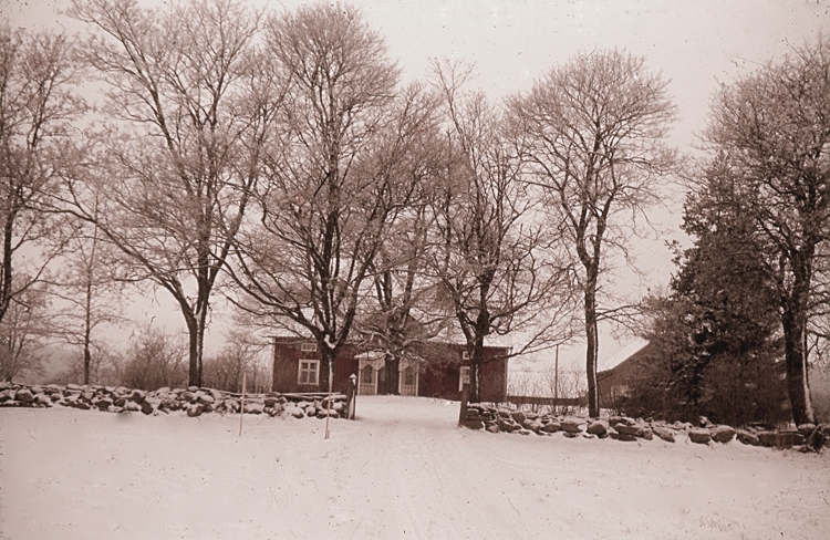 Höberg var en liten gård i Häggums socken som köptes upp när Ranstadverken skulle börja bryta uran i Billingen.
Idag finns bara husen kvar.
Den här bildserien visar det sista årets verksamhet på gården.