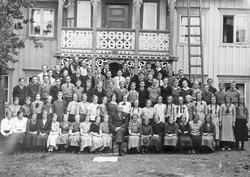 Gruppebilde, personer, klær, bygning.