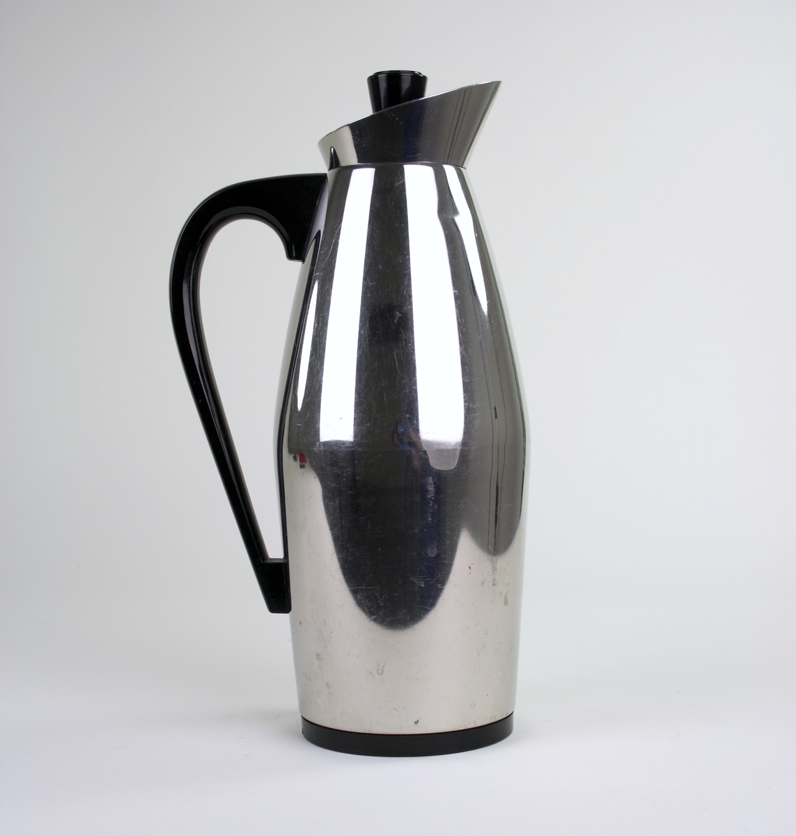 Termos kaffekanna, Sissi rostfritt stål tillverkad av Nils Johan. Bottenplatta i svart plast samt handtag och knopp i samma material.