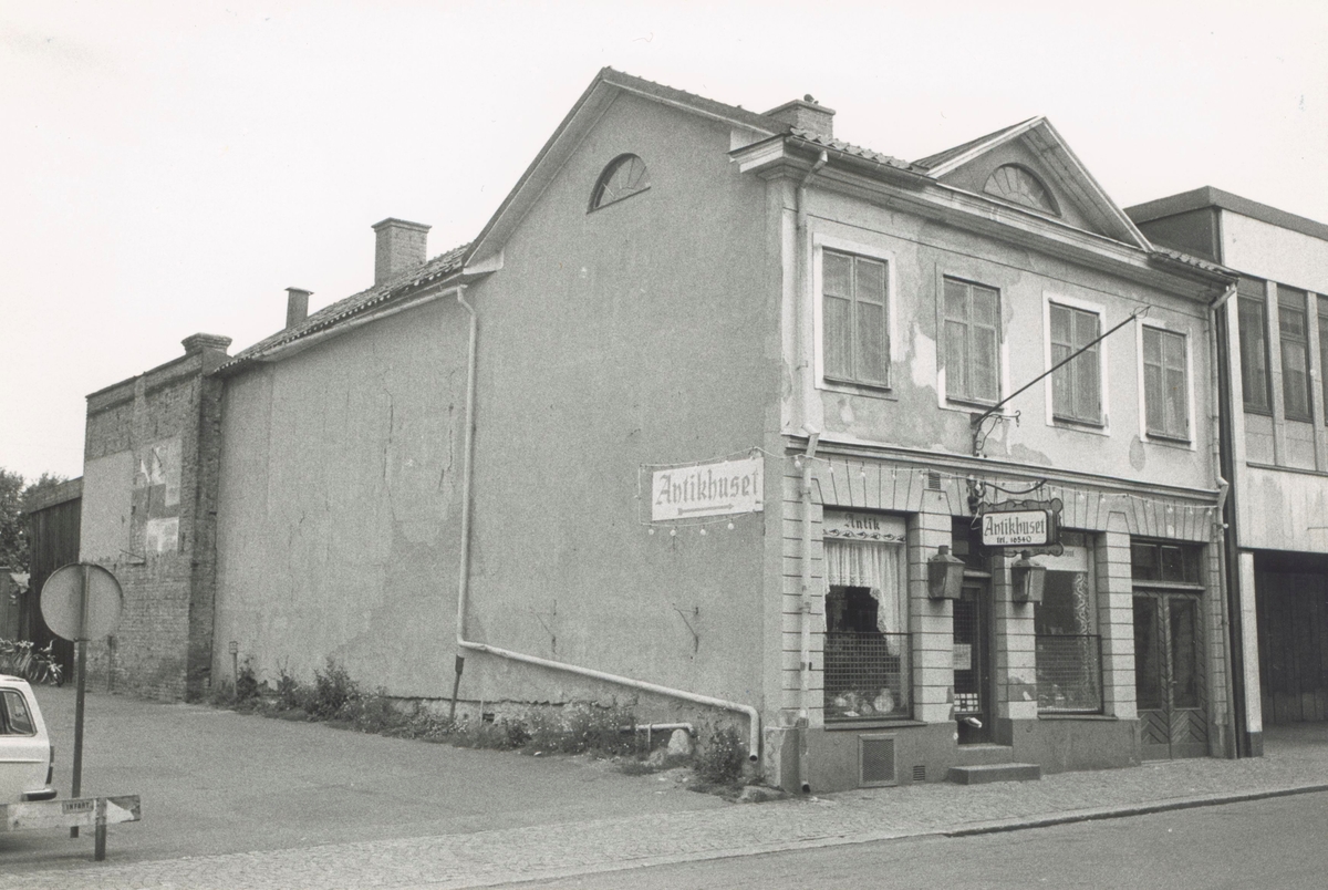 En affärsbyggnad med antikhandel. Fasad mot Norra Långgatan. Ödetomten har sedermera bebyggts av Länsförsäkringar.
Bilderna är tagna inom ramen för Kalmar kommuns inventering av Kvarnholmens bebyggelse 1970-1971 och skänkta till länsmuseet.