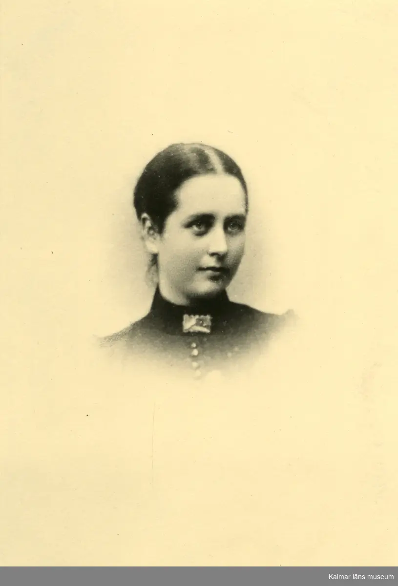 Bengta Mattsson, gift Åkerblom. Föddes i Onslunda i Skåne 1871, död i Linköping på 1950-talet.
