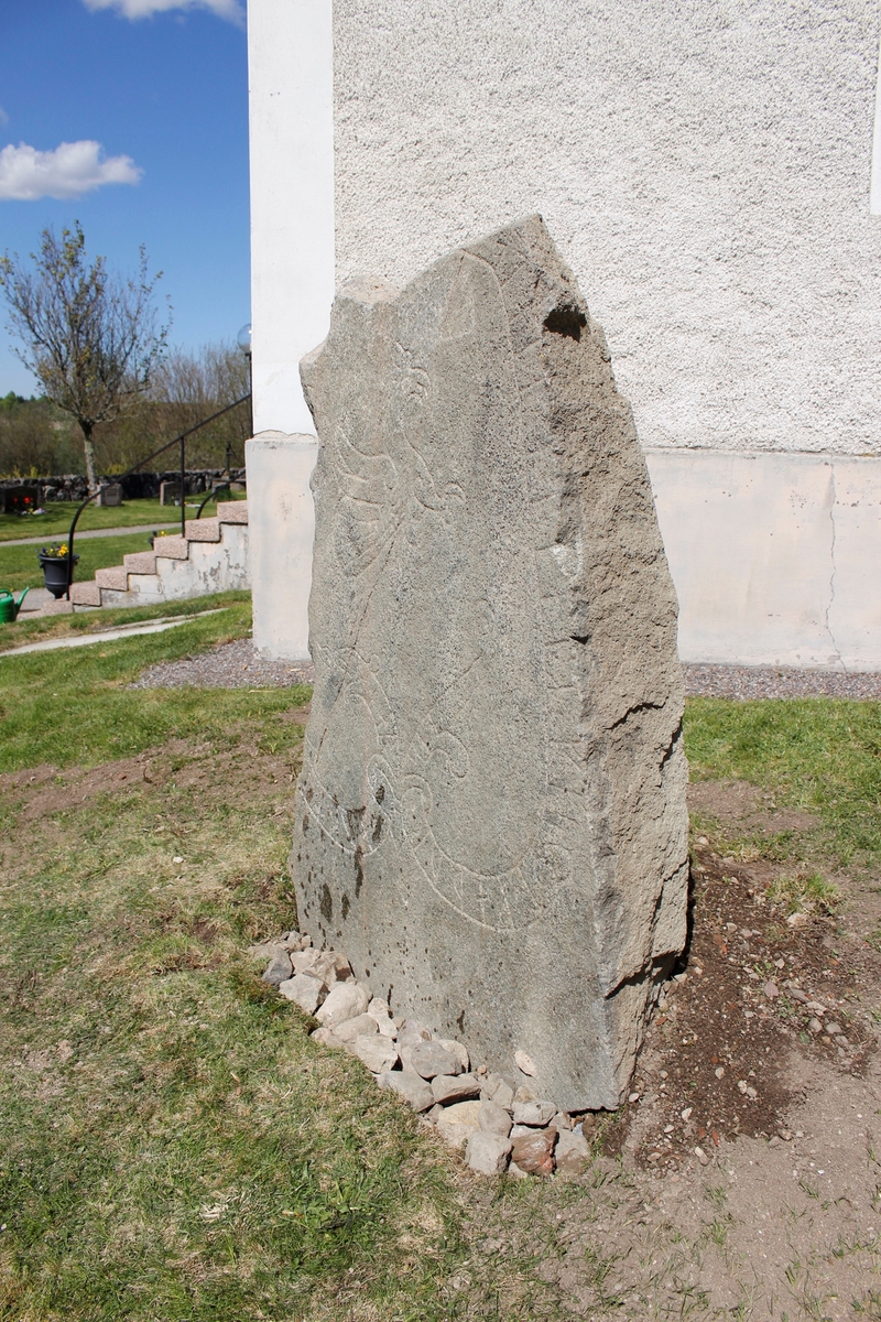 Arkeologisk schaktningsövervakning och undersökning, , runstenen U 874 uppställd, Hagby kyrka, Hagby socken, Uppland 2016