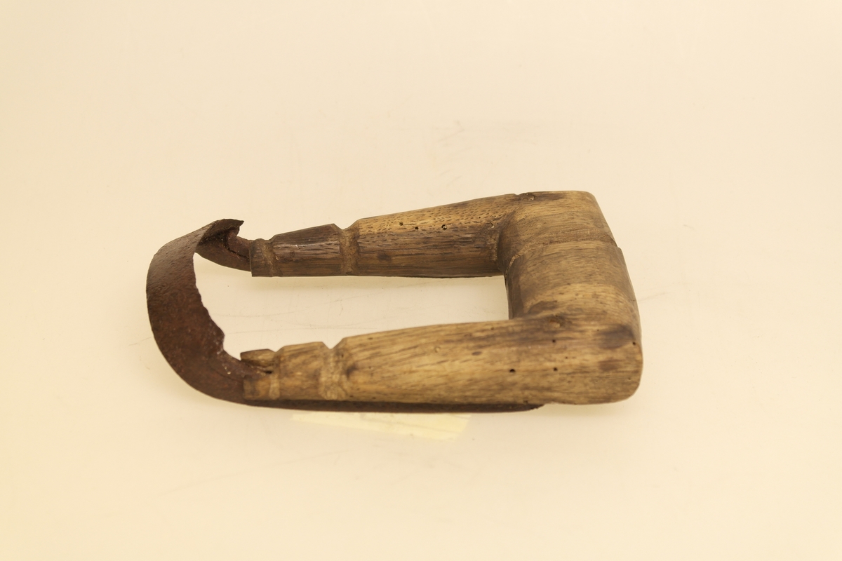 Barkeskrape med skarpt, krumt jern og skaft i furu. Skaftet har rett hesteskoform. 

Ble brukt til å skrape/glatte treet med.