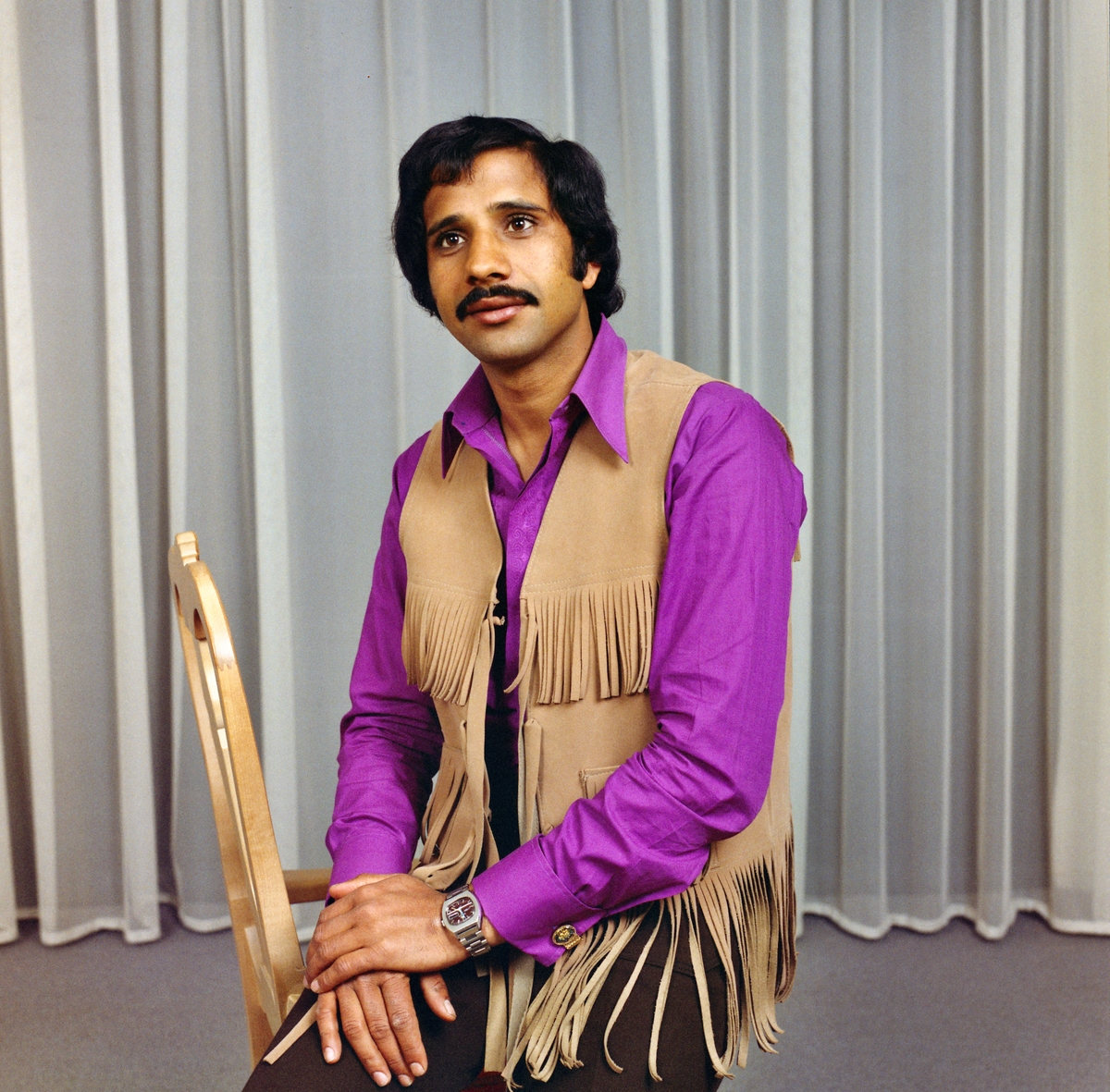 Studioportrett av innvandrer dagen før 17.mai