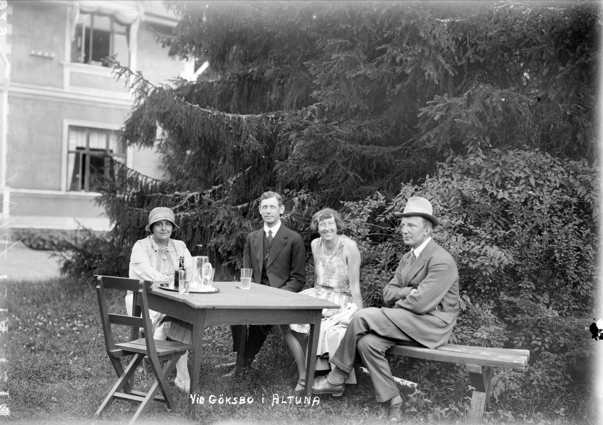 Maja von Engeström, Karl Axel Favré, fröken Alström, Stefan von Engeström vid trädgårdsbord, Göksbo, Altuna socken, Uppland 1928