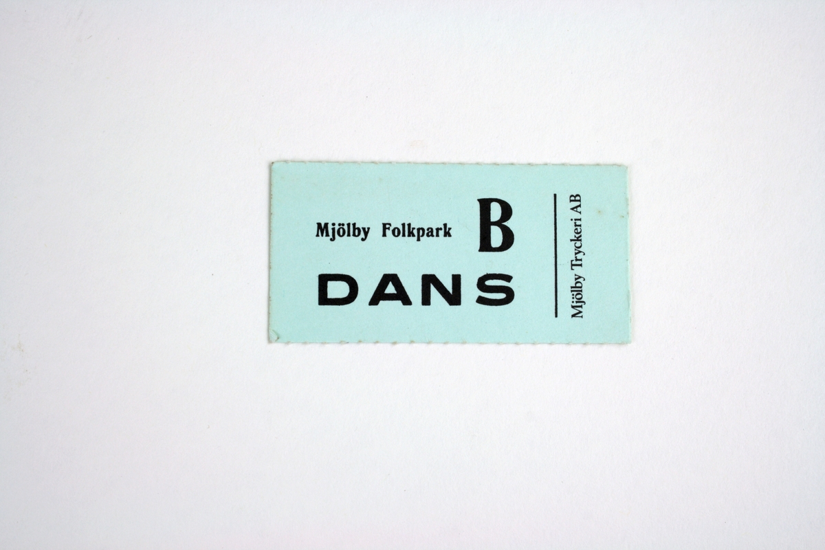 Pappersbiljett för dans i Mjölby folkpark. Ljusblått/ljusgrönt/turkos papper med svart text.