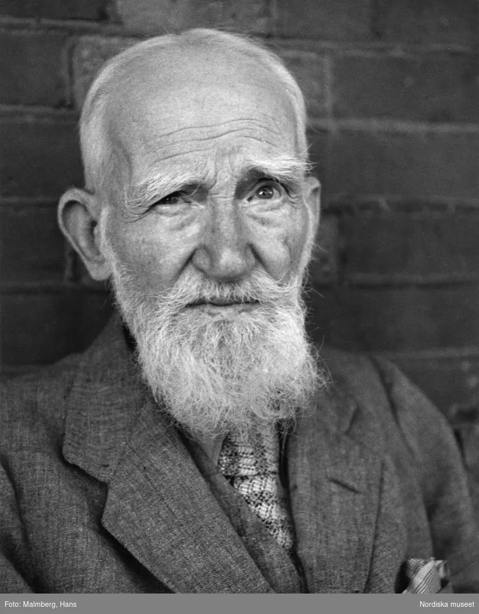 Porträtt , bröstbild, av den 90-årige författaren George Bernhard Shaw. Nobelpristagare i litteratur 1925.