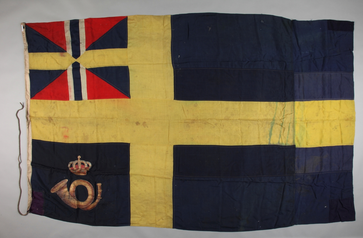 Svensk postflagg m. unionsflagg og i nedre venstre firkant ved stangen et posthorn.