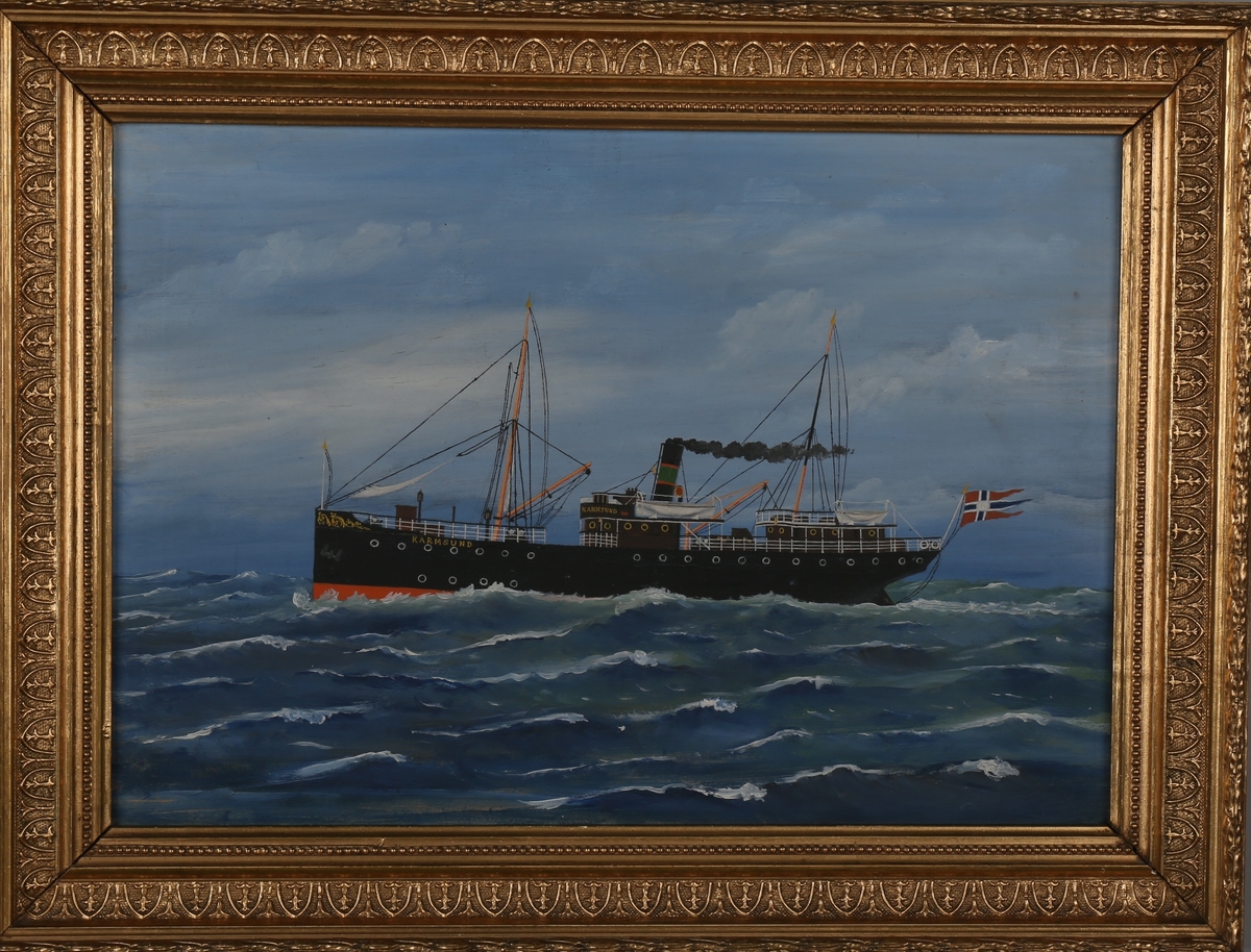 Skipsportrett av DS KARMSUND under fart på åpent hav, med splittflagg akter,