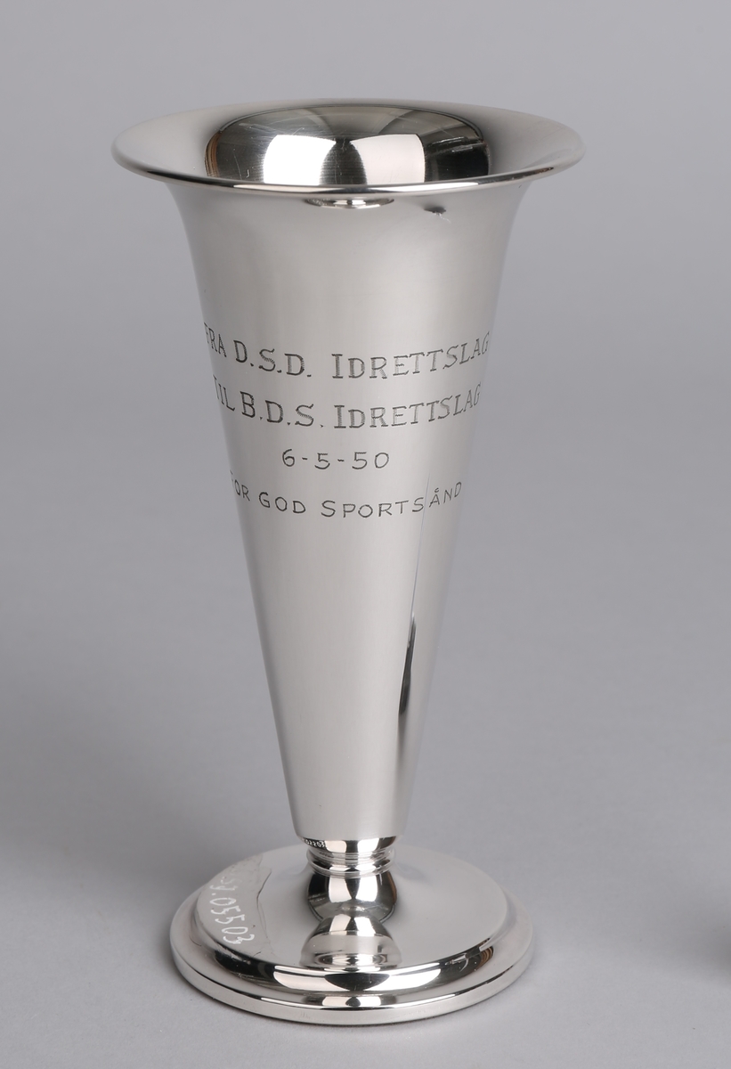 Sølvpokal fra D.S.D. idrettslag til B.D.S. på sokkel med tekst inngravert.