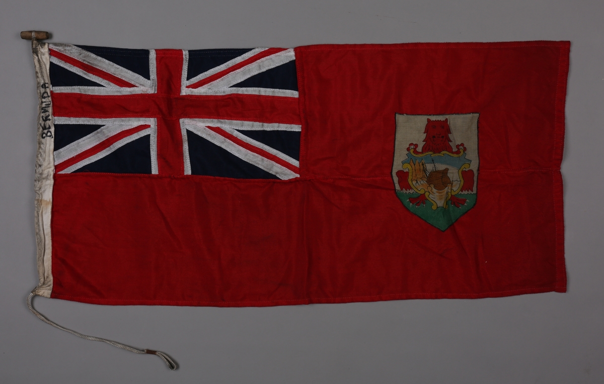 Rektangulært flagg med det britiske unionsflagget (Union Jack) i kantonen og med koloniens våpen i høyre del av flagget. Koloniens våpen viser en rød løve om holder et våpenskjold hvorpå vises vraket av skipet SEA VENTURE.