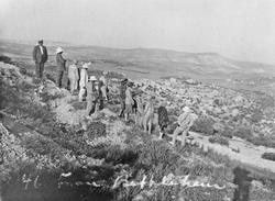 Personer, klær, naturforhold.