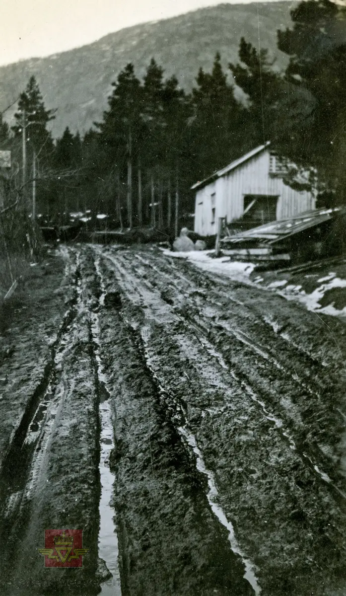 Teleløsning. Bilde 1: Overgang fra ny veg til gammel veg ved Grenna, Bygland 1. april 1930.  I 1929 tilhører denne bilen lensmann Aa. Haugan i Bygland. En Ford med kjennetegn I-2530. Bilde 2: Ved Neset, Bygland, 1. april 1930.  Bilde 3: Ved Grenna, Bygland 1. april 1930. Bilde 4: Ved Rakkenes, Bygland 1. april 1930. Bilde 5: Ved Nils Tønnesen ovenfor Langerak, Bygland 1. april 1930.
