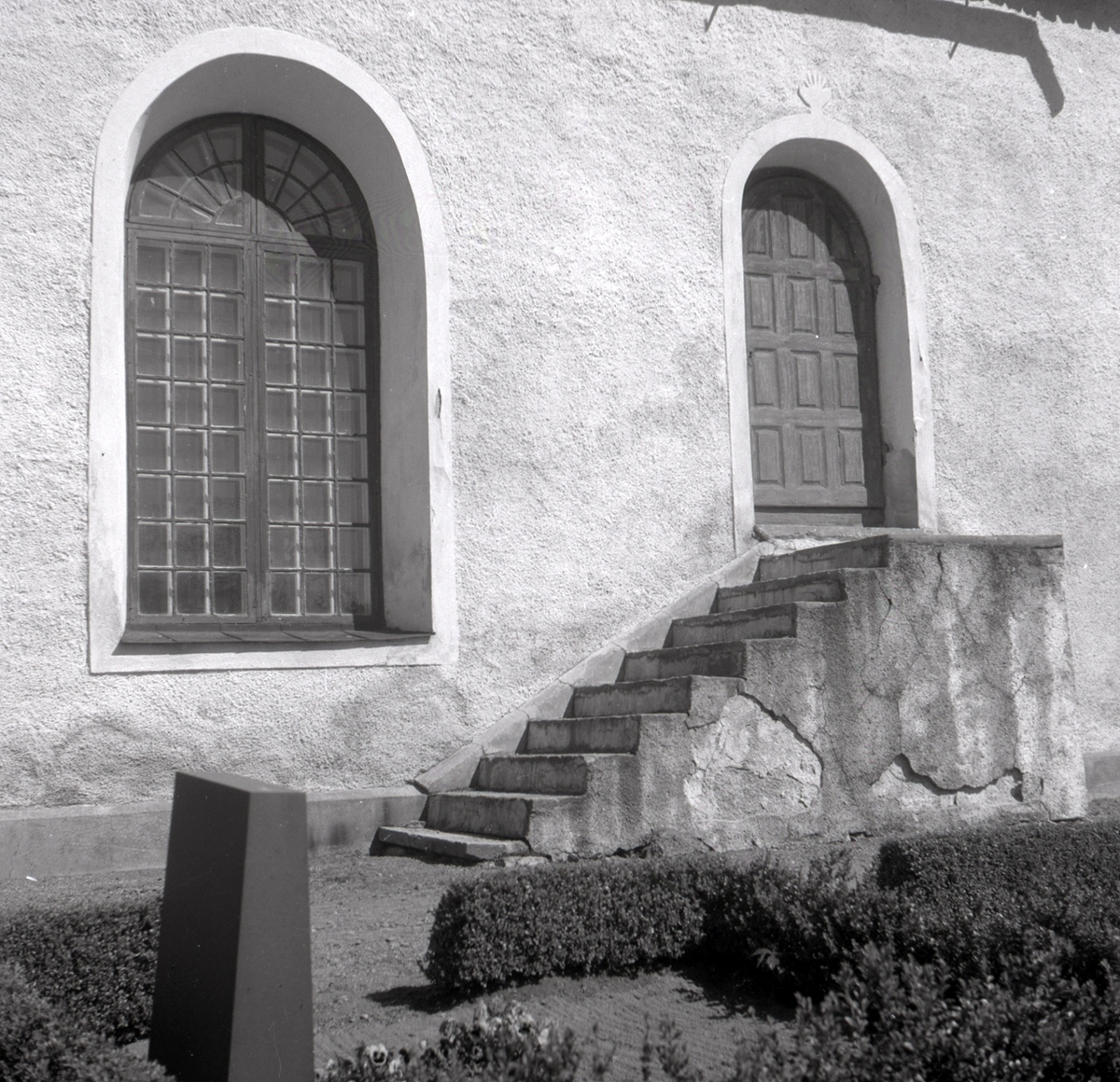 En trappa och några gravvårdar vid Döderhults kyrka.