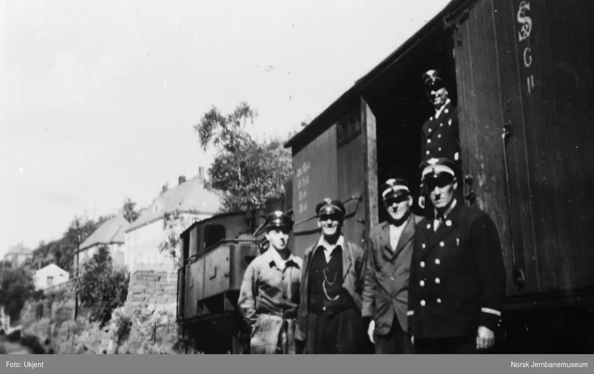Gruppebilde av tog- og stasjonsbetjeningen ved opphold på Furulund, senere Sulitjelma stasjon