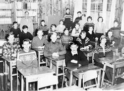 Personer, klær, skolepulter og stoler, i skolen.