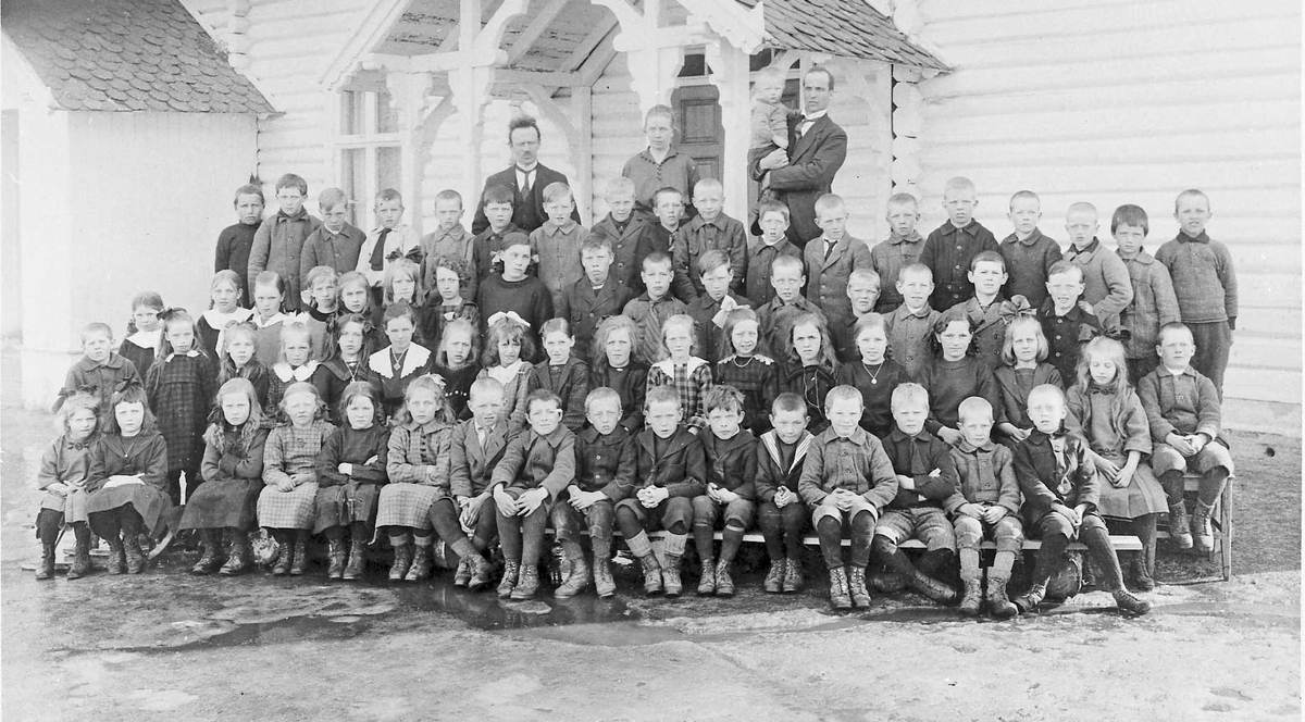 Skolebarn og lærere ved Gamle Berger skole