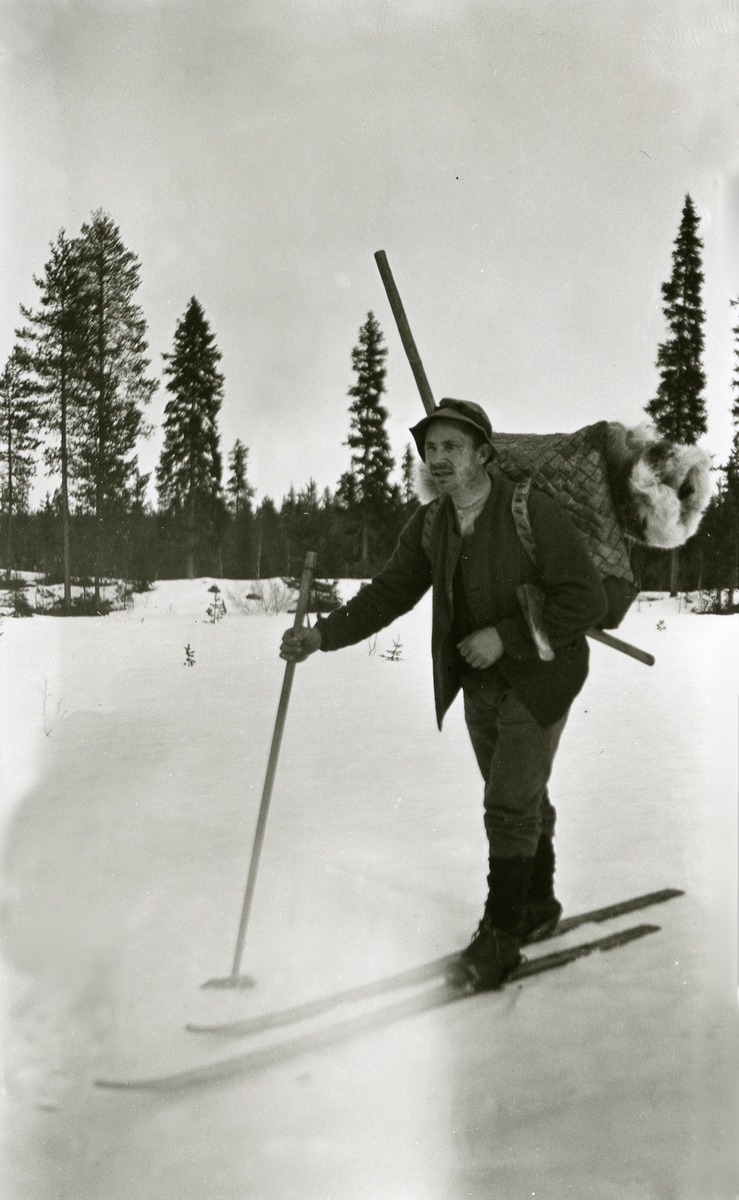 Skiløper (skogsarbeider) i Galåsen med øksa under armen og "neverkonten" på ryggen.