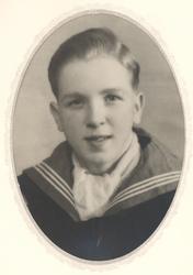 Portrett i kvartfigur av Jacob Jensen i marineuniform.