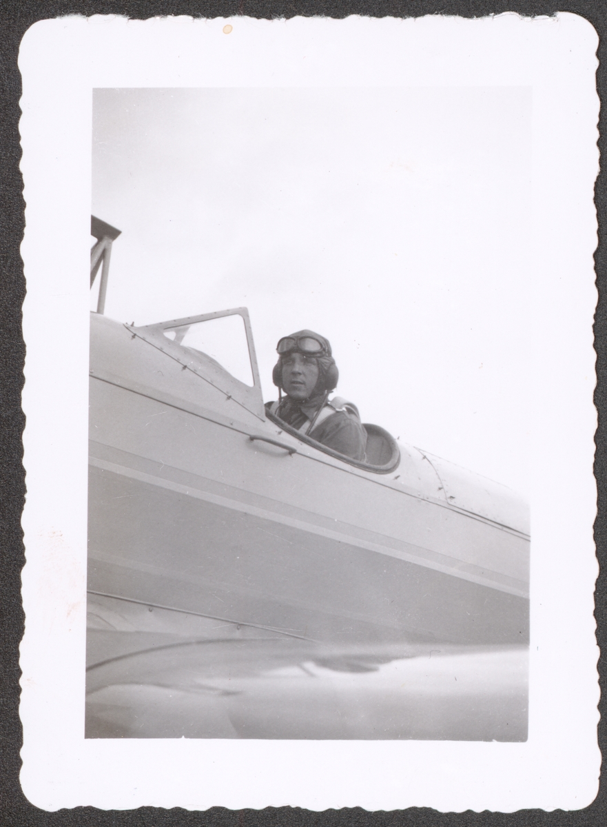 Jacob Jenssen bak spakene i et fly med åpen cockpit.