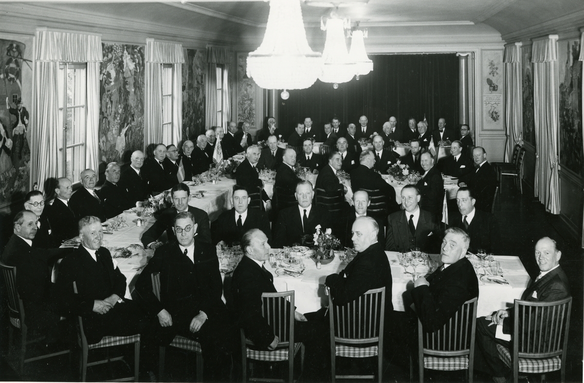 Middag med Livdragonernas officerare och underofficerare på Stallmästaregården den 1948-04-19.