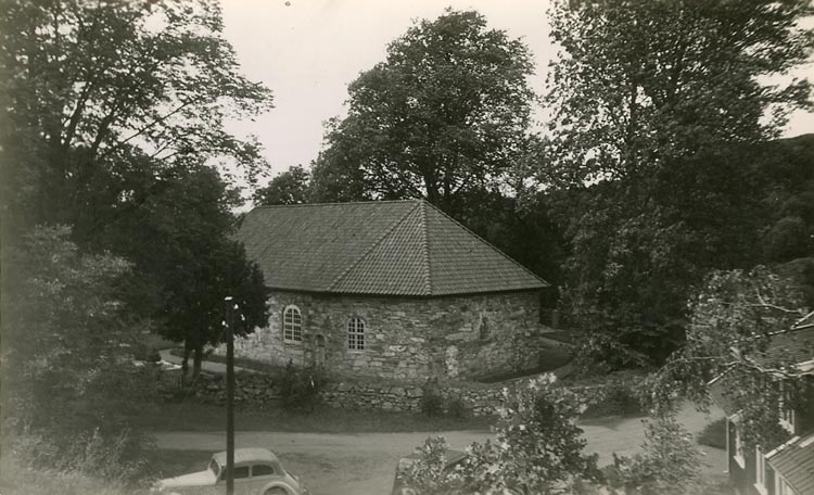 Enligt Bengt Lundins noteringar: "Ljungs gamla kyrka med hus och bil".