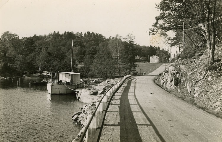 Enligt Bengt Lundins noteringar: "Fräknefjord och vägen till affären. Vägen blev klar 1938".