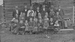 Gruppebilde, personer, klær, bygning.