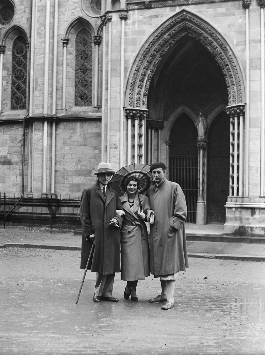 Den svenske skuespilleren Margit Manstad med flere foran Nidarosdomen