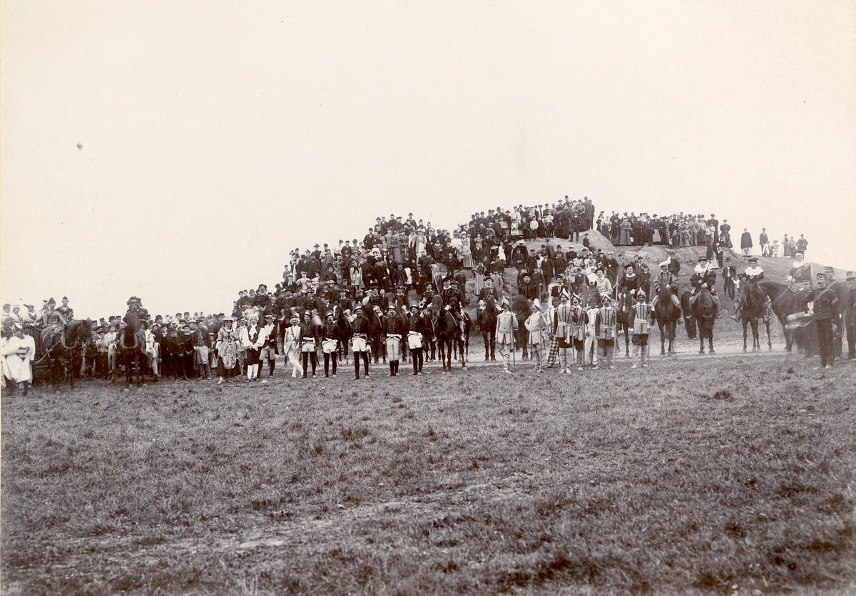 Grupporträtt av soldater vid Svea artilleriregemente A 1 utklädda till skådspel omkring 1910.